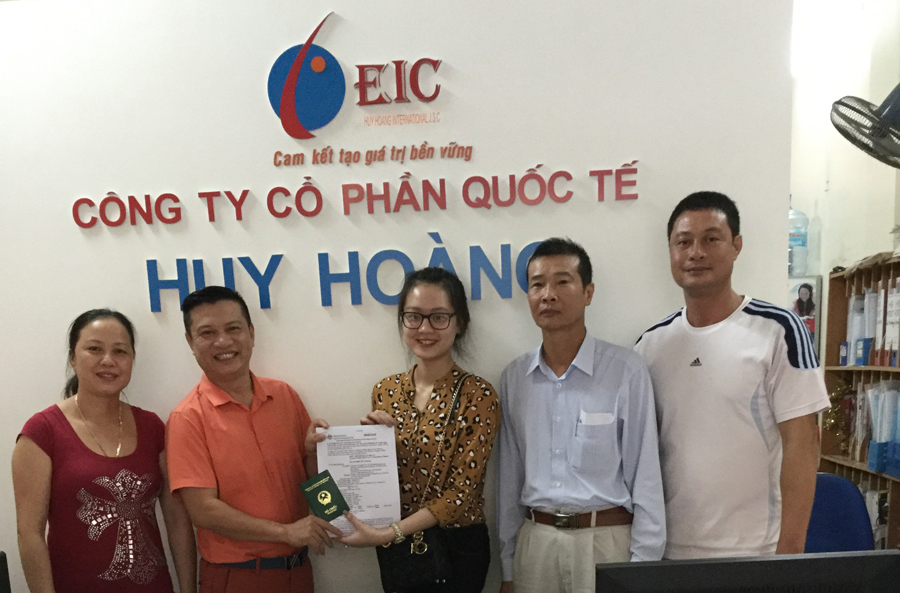 TGĐ trao visa du học Úc cho học sinh Nghiêm Thị Ngọc Anh cùng gia đình